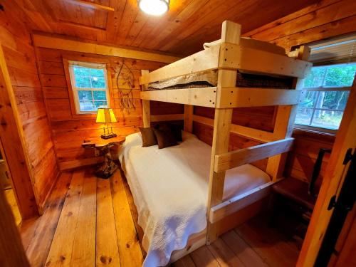Lil' Log at Hearthstone Cabins and Camping - Pet Friendly One-Bedroom House
