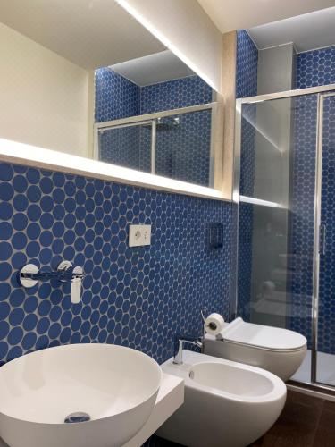 带阳台和海景的豪华双人房