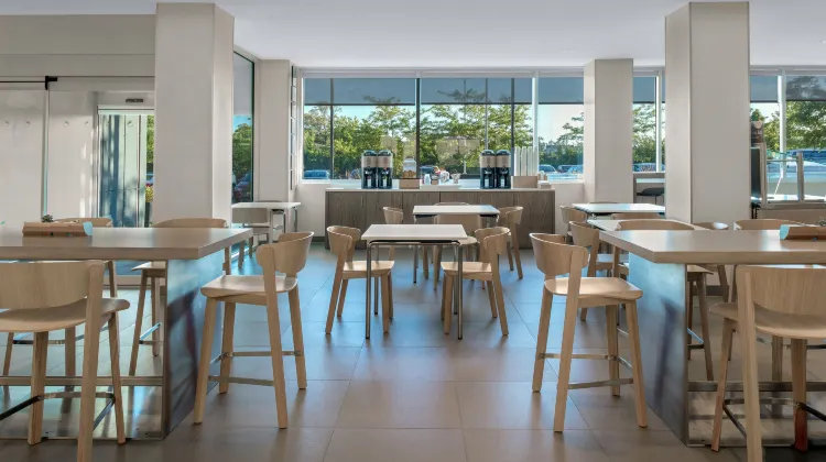 エレメント アルンデル ミルズ ホテル 食事・レストラン