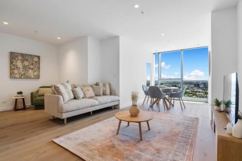 City Center 2BR with Stunning Views, Pool and Gym! Two-Bedroom Apartment