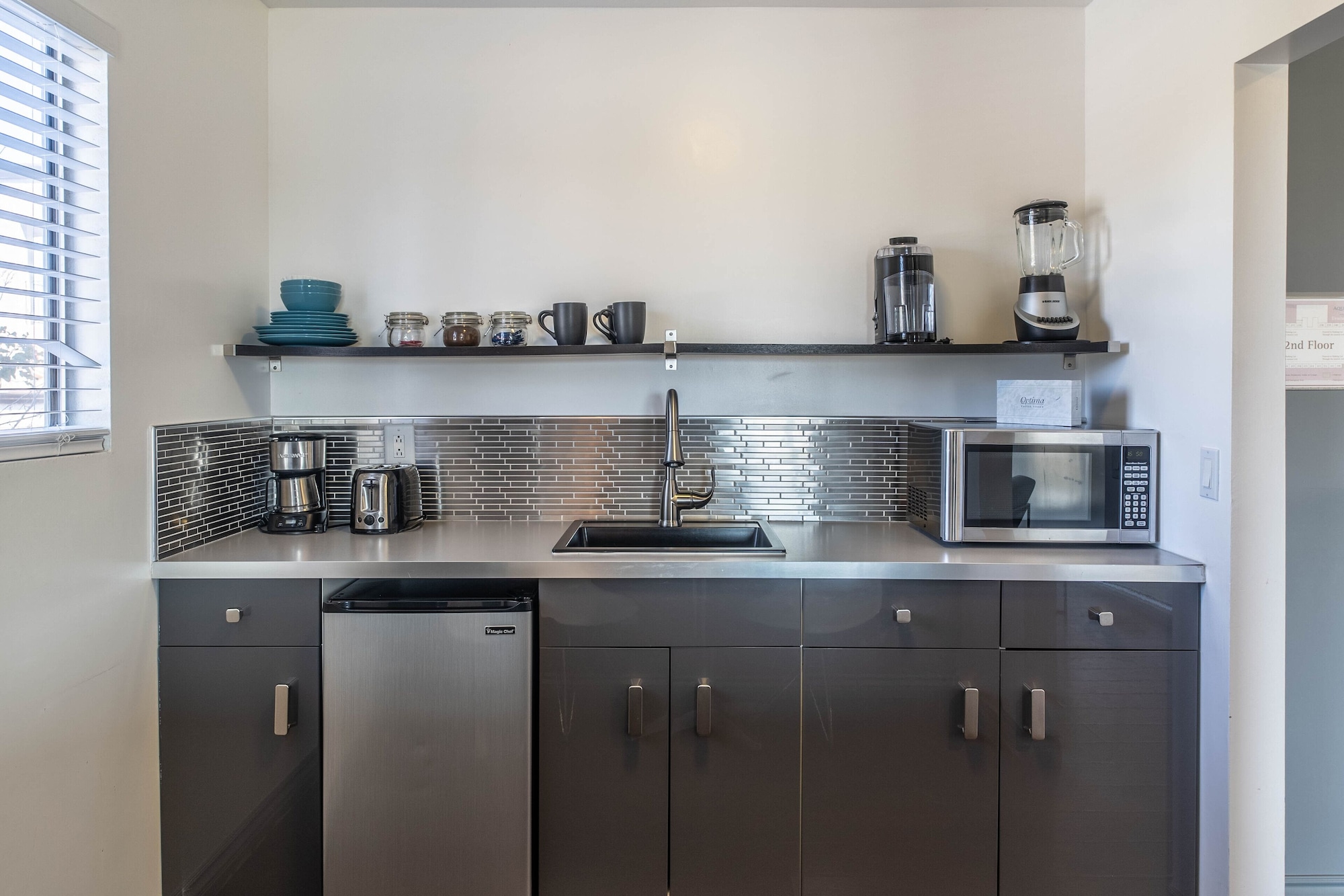 套房， 1 张特大床， 简易厨房， 山景