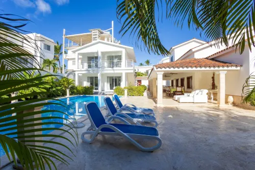 Beachfront 8Br Villa with Pool & Maid