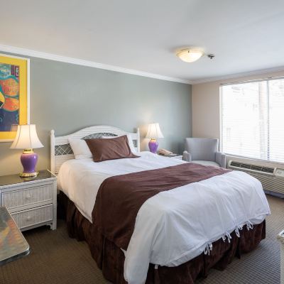 Standard Queen Room Glenmore Plaza Hotel Promo Code
