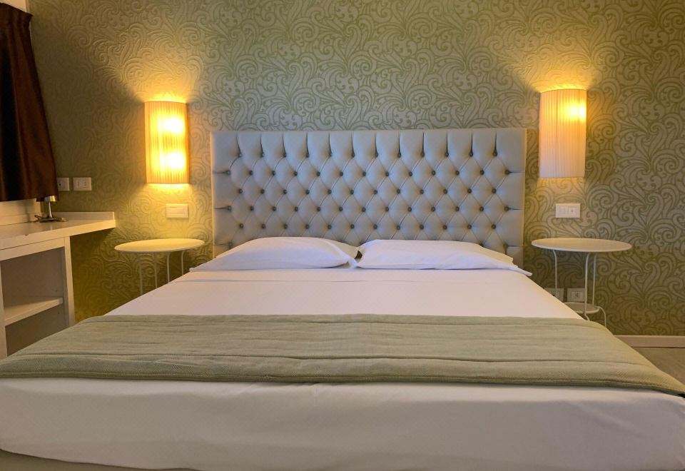 经典双人房（1 张双人床或 2 张单人床）， 1 间卧室， 冰箱， 城市景观