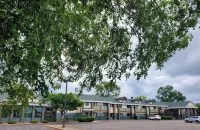 River Hill Inn & Suites