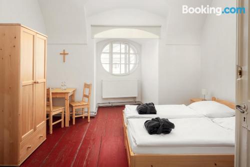 带共用浴室的双床房