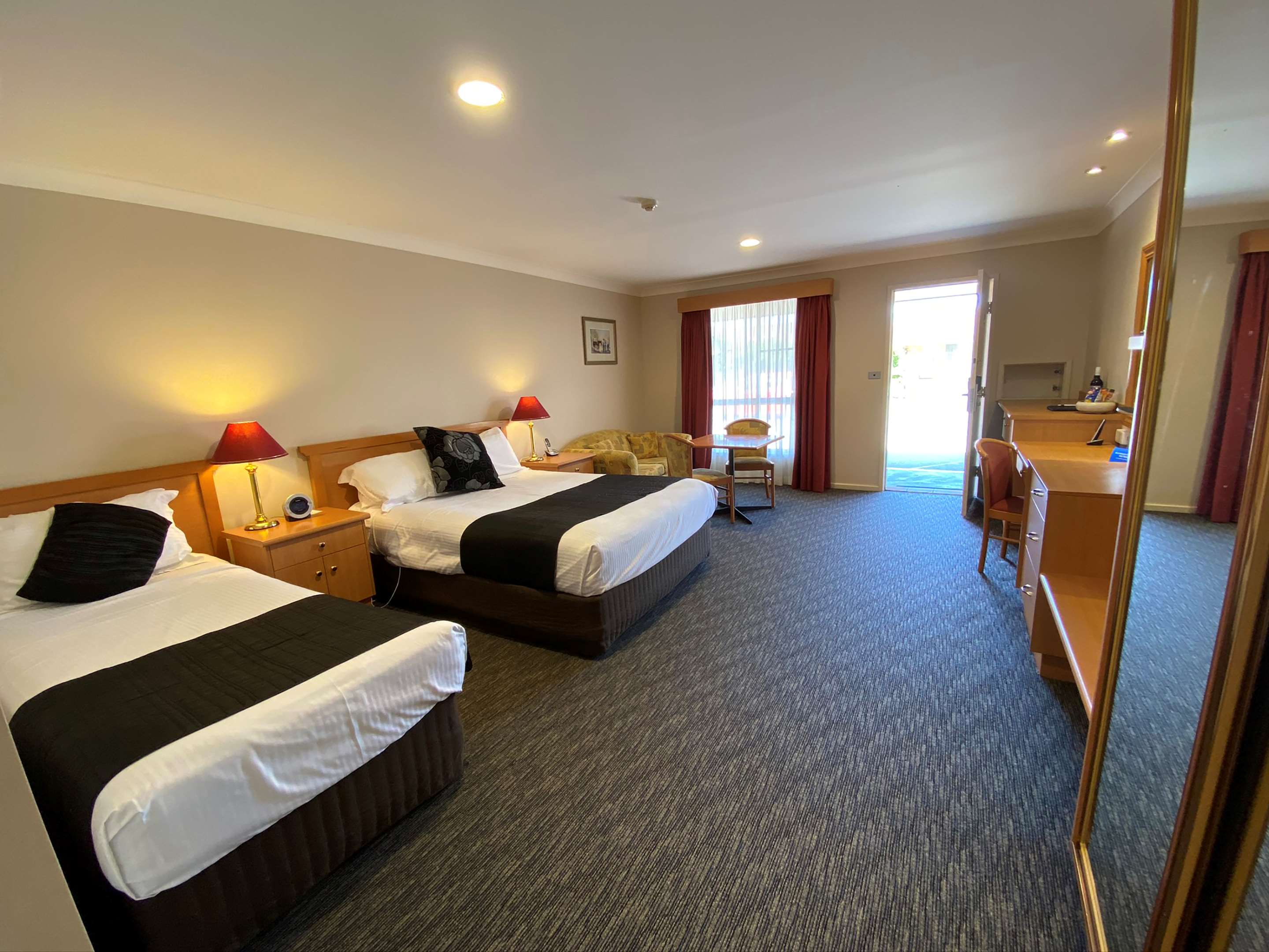 套房-1张大床1张单人床，禁烟，行政房，梳化床，小厨房，迷你吧，办公桌