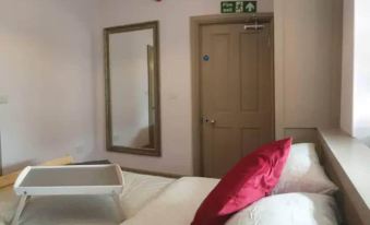 Turner - En-Suite Room in Canalside Guesthouse - Housity