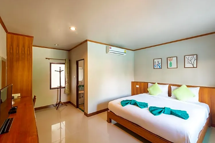 ห้องดีลักซ์ เตียงใหญ่ พร้อมวิวสระว่ายน้ำ