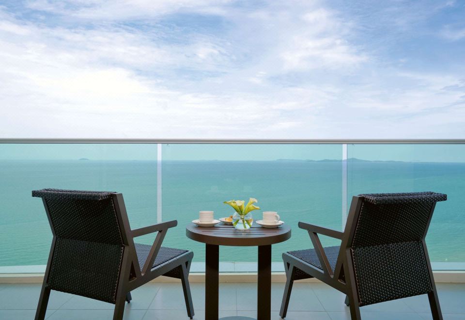 Mövenpick Siam Hotel Na Jomtien PattayaPremium King Room With Sea View