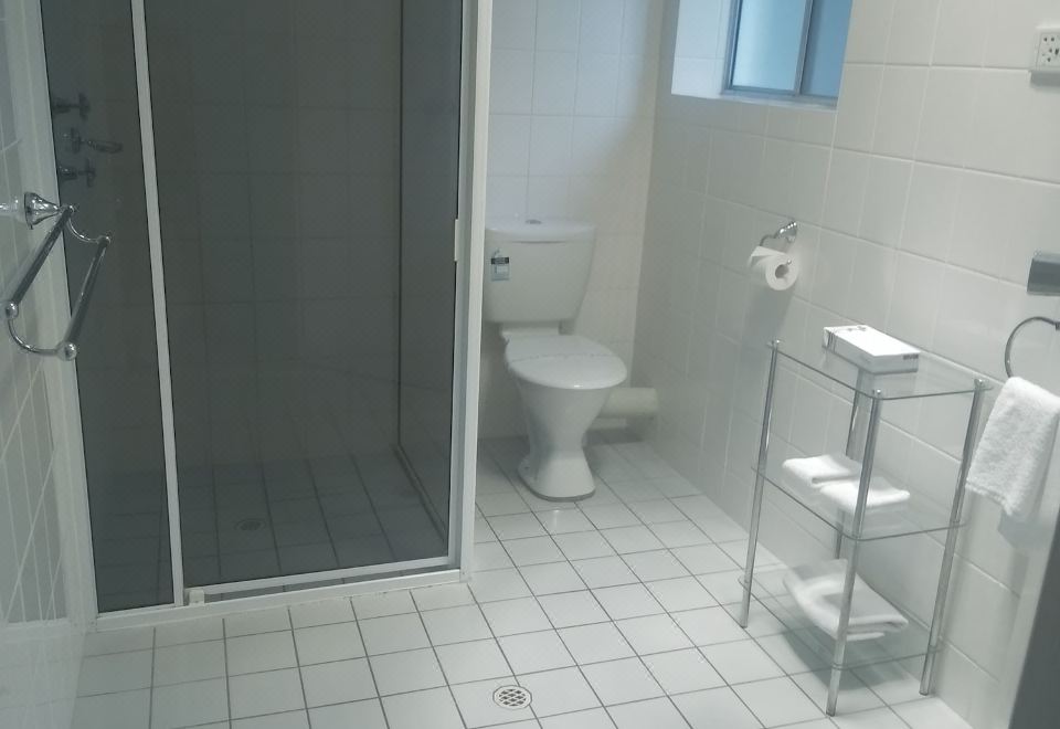 家庭房， 多张床， 冰箱和微波炉， 一层