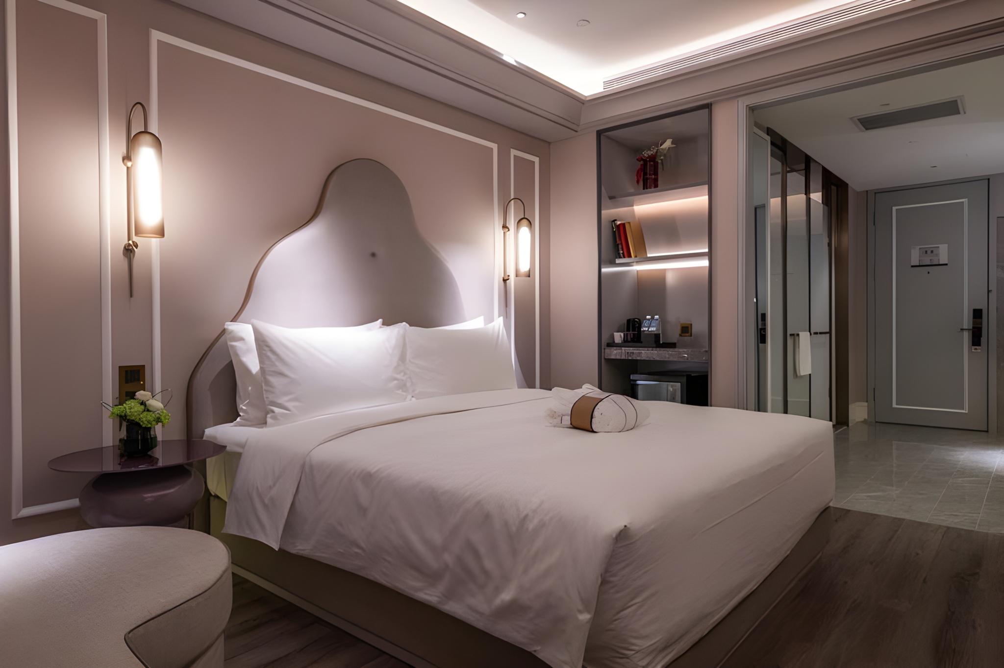 豪华大床房（落地窗+小冰箱+投屏电视）