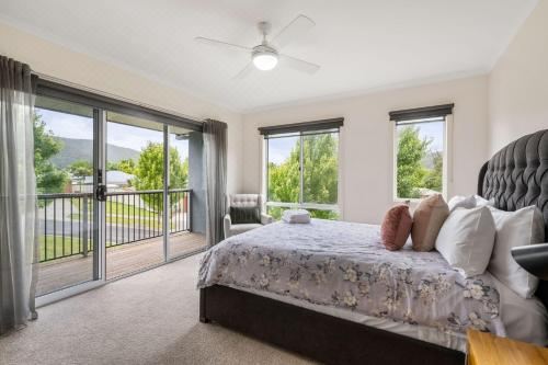 3 Peaks Rise Bright Four-Bedroom House