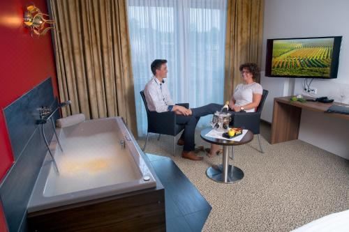 Vinotel小型套房，房内设按摩浴缸