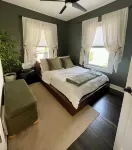 Charming Bungalow, Prime Location Walk to Isu & Iwu, Playground Across Street