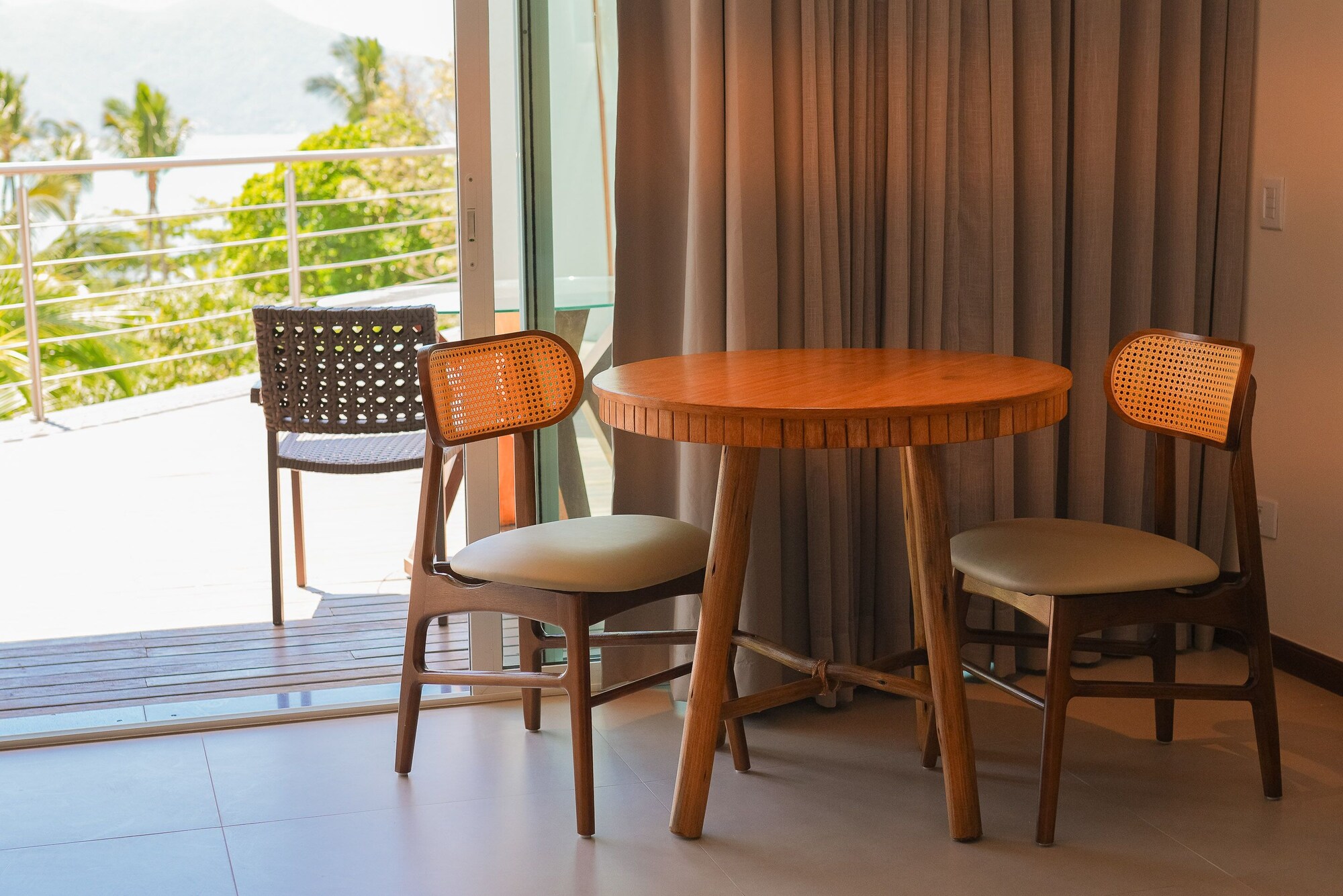 带按摩浴缸和海景的优质三人房