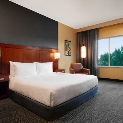 行政客房， 1 張特大床和 1 張梳化床， 無煙房 （Mobility Accessible， Tub） 聖何塞北/硅谷萬怡酒店優惠