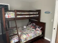 Cozy modern 4 bedroom, 10 min walk to beach & sunset Hoteles en Municipio de Gerrish
