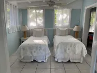 Beachfront Estate with Pool and Tropical Garden Hoteles en Cliftons