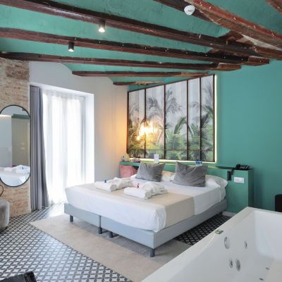 Deluxe Double Room with Hot Tub You & Co. Quart Boutique Promo Code