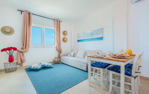 带按摩浴缸和海景的顶层公寓