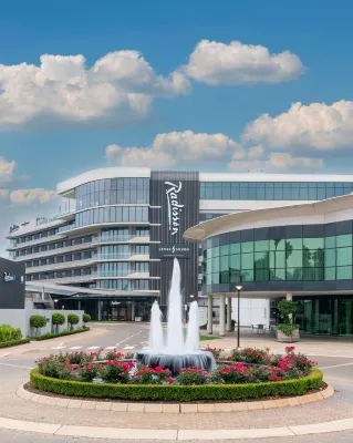 โรงแรมและศูนย์ประชุม แรดิสสัน OR Tambo Airport โรงแรมใน