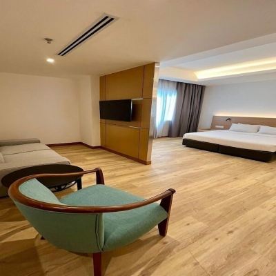 Suite Junior yang Telah Diperbaharui Kupon Crystal Crown Hotel Harbour View