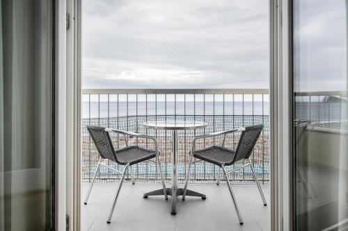 带阳台的小型套房