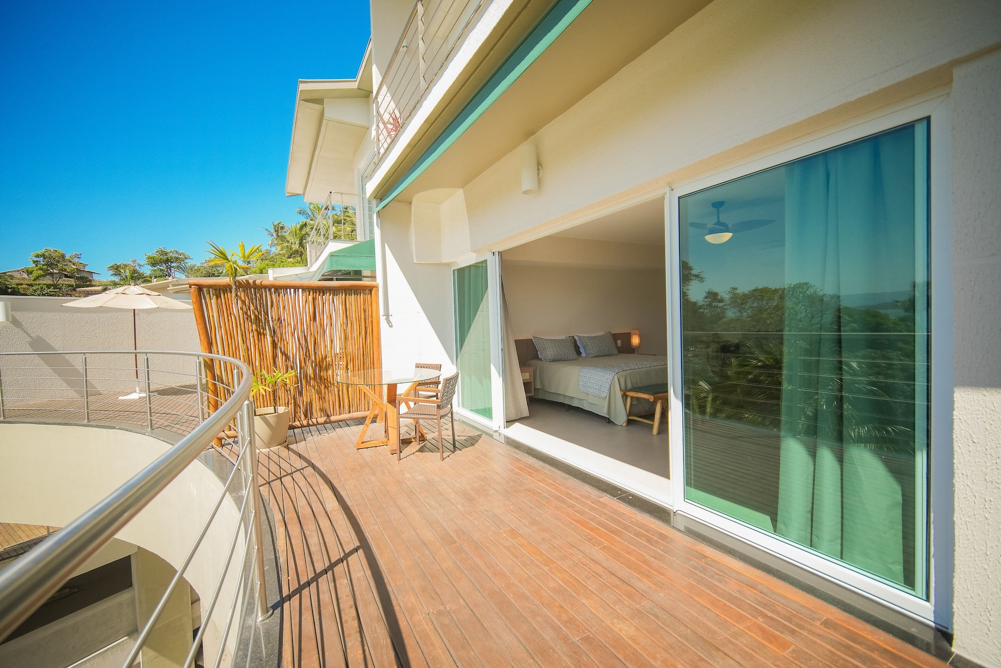 带按摩浴缸和海景的优质三人房