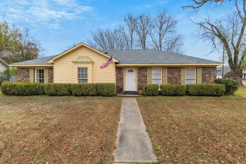 Large Fenced Yard Near Midtown- Shamrock Stay