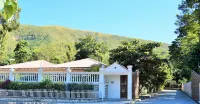 Le Village d'Ennery فنادق في 