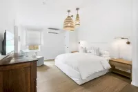 Seahaus • Newly Renovated Luxury Beachfront Home • Hôtels à : 