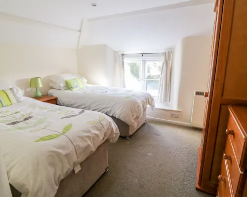 3 Rose Cottages Hotels in Looe