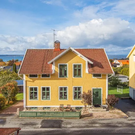 Character 2 bedroom ground floor unit in the heart of Gränna