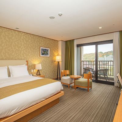 1張大床標準帶傢俱陽台 Holiday Inn Resort 阿爾卑斯平昌優惠