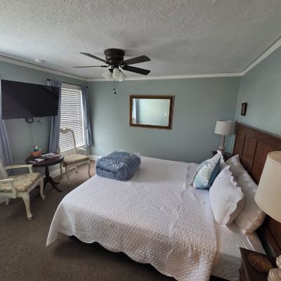 Comfort Room, 1 King Bed (Room 4) Cherokee Lodge Promo Code