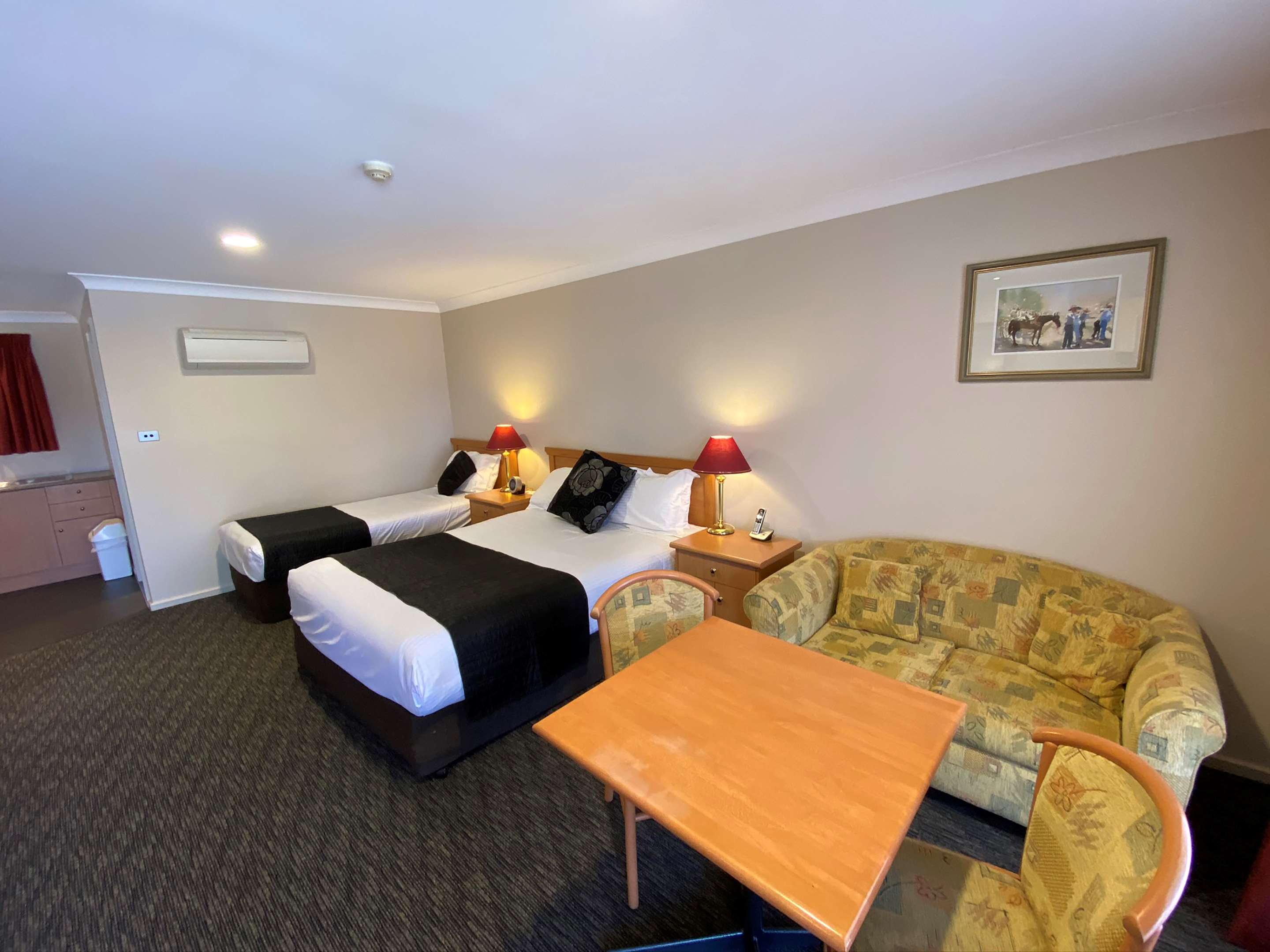 套房-1张大床1张单人床，禁烟，行政房，梳化床，小厨房，迷你吧，办公桌