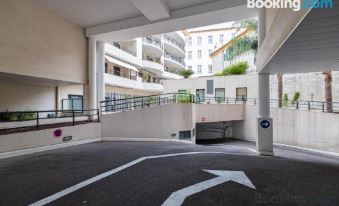 Nice 1 Bedroom Downtown Carre d'Or with Garage