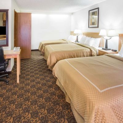 Suite with Two Queen Beds and One Twin Bed - Non-Smoking
