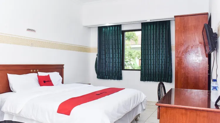 RedDoorz near Lenmarc Mall Surabaya 外観