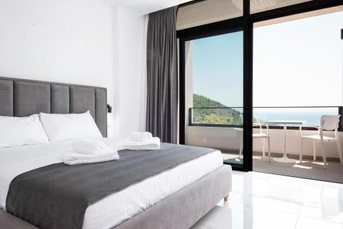 带阳台和海景的豪华双人房