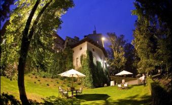 Zamek Korzkiew - Housity