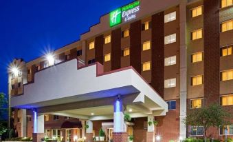 Holiday Inn Express & Suites Bloomington