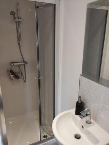 家庭间 - 带淋浴