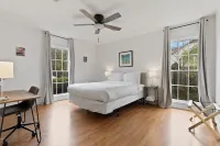 Large Fenced Yard Near Midtown- Shamrock Stay