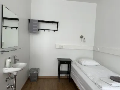 Kanslarinn Hostel Hotele w: 