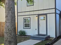 Bluebonnet Cottage Duplex in Downtown Denison--Perfect Blend of Charm & Comfort โรงแรมในเดนิสัน
