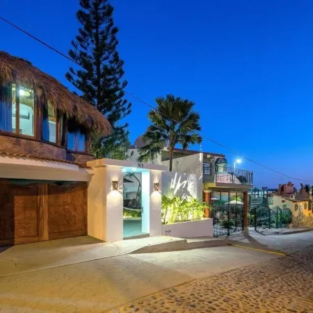 Private Villa, Authentic Cook Included, heated pool, just steps to the beach