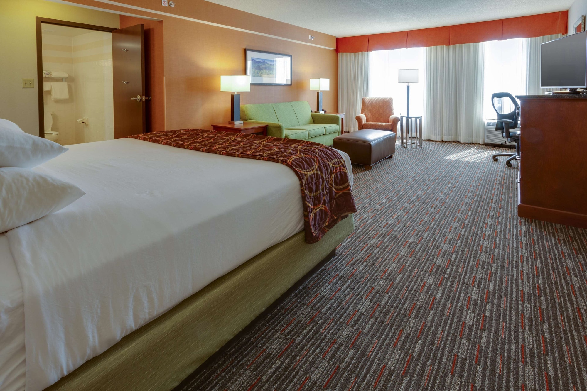 豪华客房， 1 张特大床和 1 张梳化床， 冰箱和微波炉