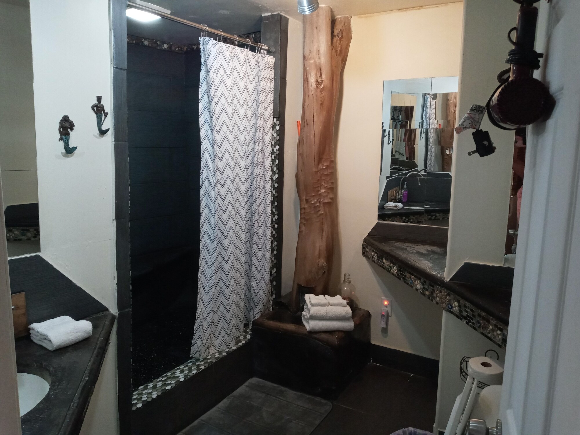 蜜月套房， 1 张特大床，冰箱和微波炉